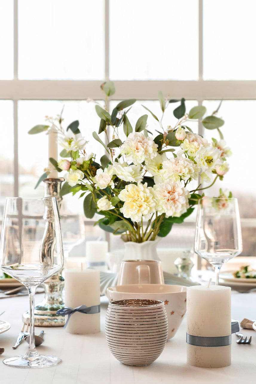 The vibrant peach-colored flowers blend perfectly with the artificial green leaves, they look natural and harmonious, perfect for home decoration.