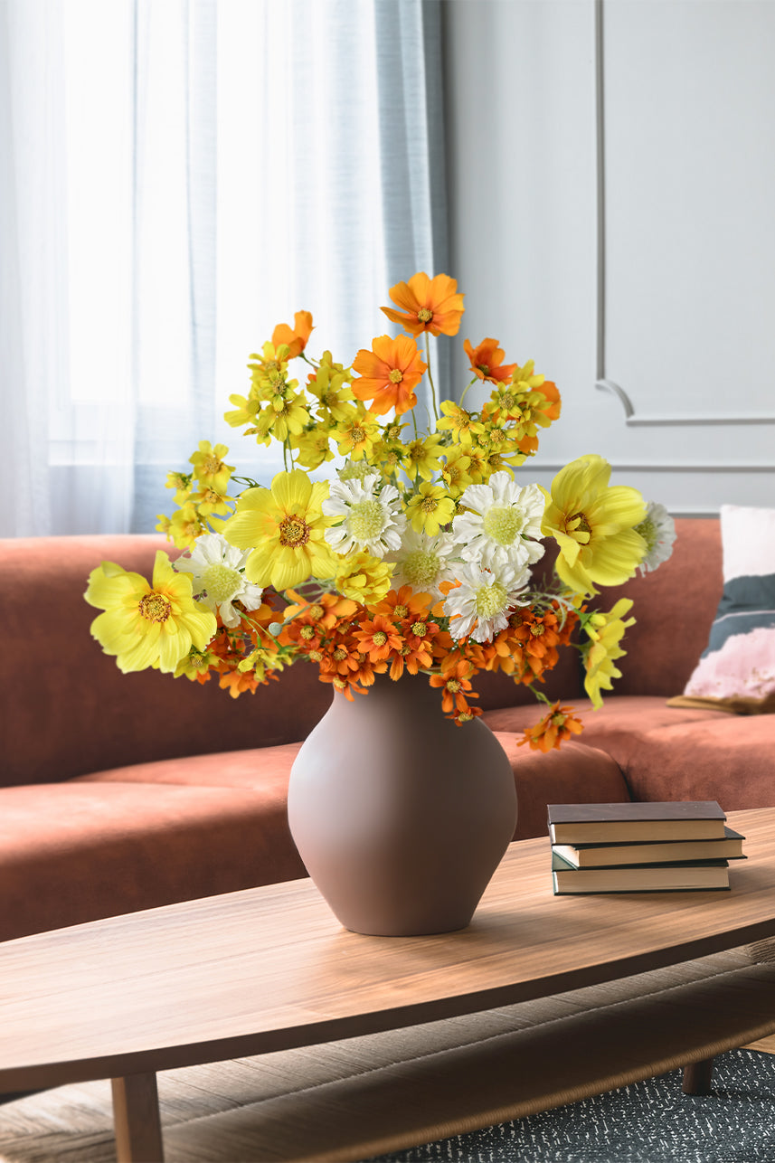 The brightly colored artificial cosmos flowers always catch the eyes, and the passionate color fills people in a good mood.