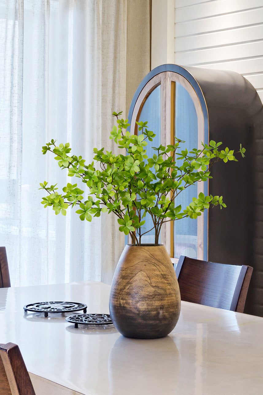 Each artificial Enkianthus Perulatus in this arrangement is expertly crafted to replicate the delicate and intricate features of the natural plant.