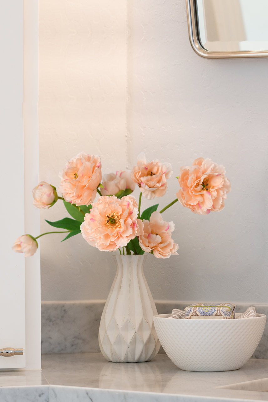 The advantage of our artificial peony flowers lies in their ability to maintain their flawless appearance indefinitely. You can enjoy the everlasting beauty of these blooms.