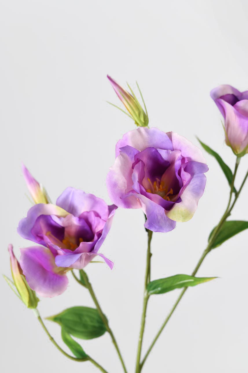 Artificial lisianthus stamens are wrapped in layers of petals, and the color of the fake petals is rendered to make the flowers look more realistic.