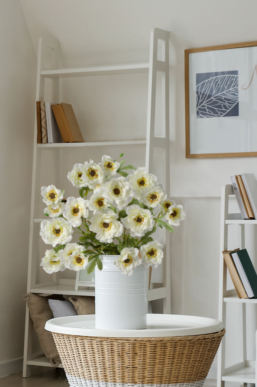 The artificial lotus crane peony is often in full bloom to greet the morning, and it is placed in a white vase as a floral arrangement.
