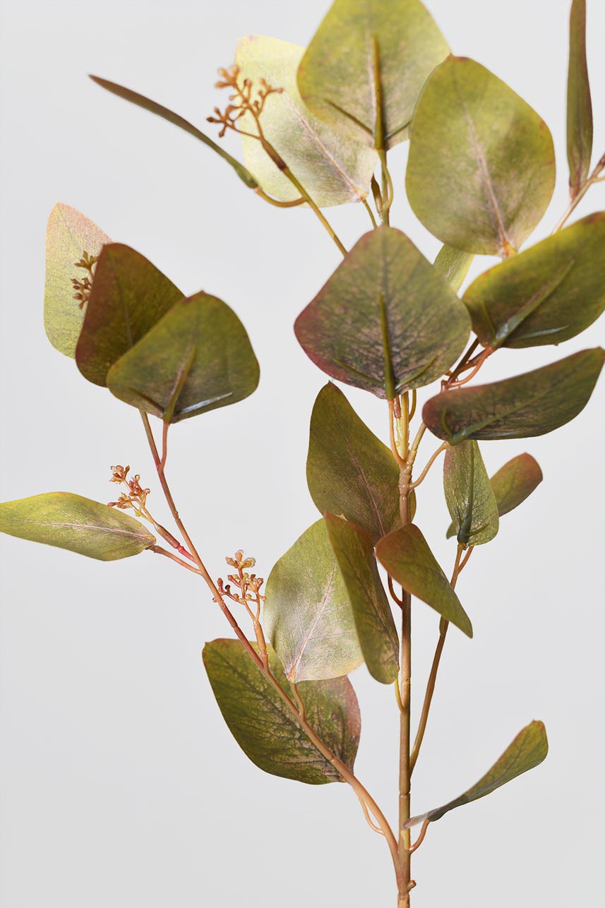 Faux leaves have a natural texture, it is more natural looking, fake leaf petals simulate the direction of plant growth, you can try to place on the dining table or coffee table.