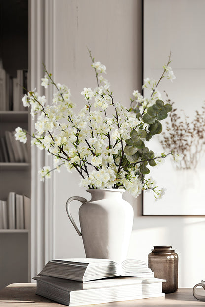 The artificial cherry blossoms that represent spring are in full bloom, and the creamy white flowers with gray-green leaves make the whole look more natural.