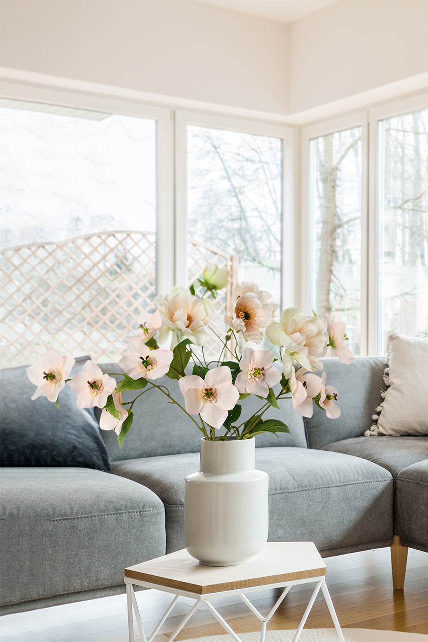 Artificial faux helleborus are more suitable for floral arrangements, and they are even more beautiful when paired with anemone.