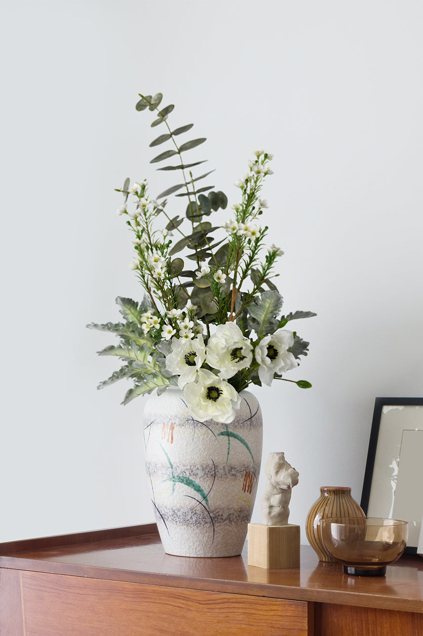 Vibrant green floral arrangements often add more of a sense of nature to the home, and white with green is not a bad choice for a flower arrangement.