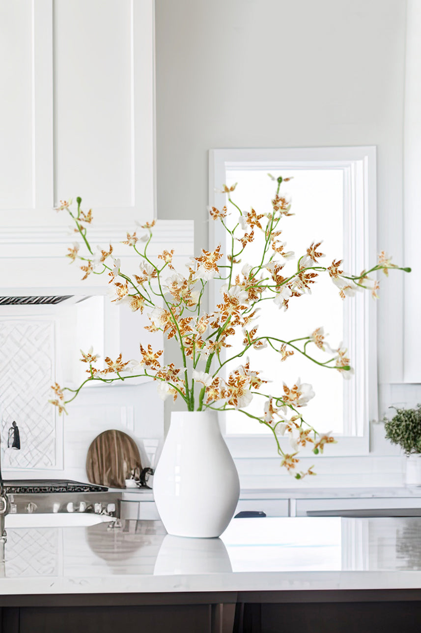 The slender artificial oncidium has a unique shape, and placed in a white vase, it is suitable for most home scenes.