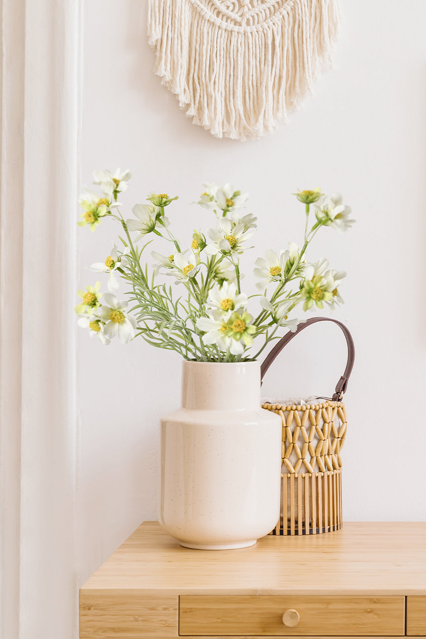 The white artificial cosmos gives a relaxing feeling, when placed in a white vase it is suitable for most home scenes.
