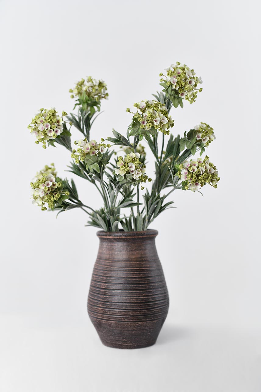 Beautiful and lifelike faux sweet alyssum flowers in white with faux wire stems. Perfect for home decoration or creating stunning floral arrangements.