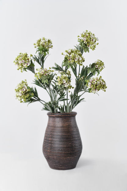 Beautiful and lifelike faux sweet alyssum flowers in white with faux wire stems. Perfect for home decoration or creating stunning floral arrangements.